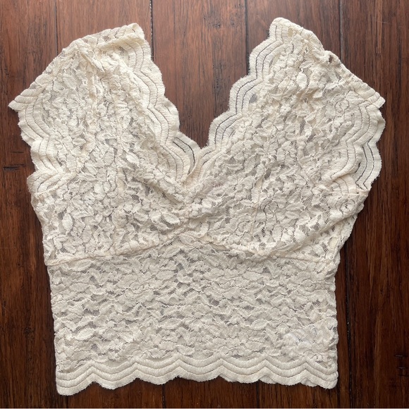 Shyanne Women's Flutter Sleeve Lace Crop Top - Picture 2 of 4